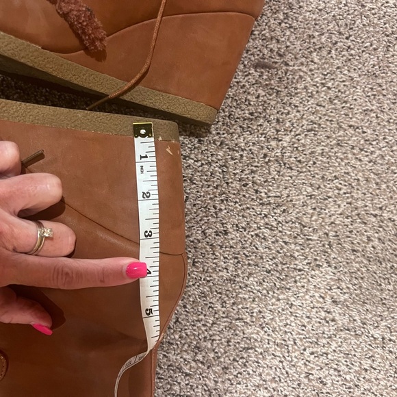 Shoe Dazzle Tan Wedge Shoes with Stylish Design - Picture 5 of 8